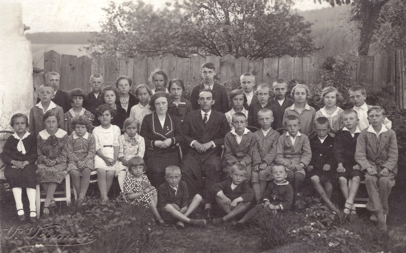 Žáci školy v Zálesné Zhoři cca 1932, Jarmila Staňková vedle učitelky Aloisie Malouškové a učitele Rozmarina